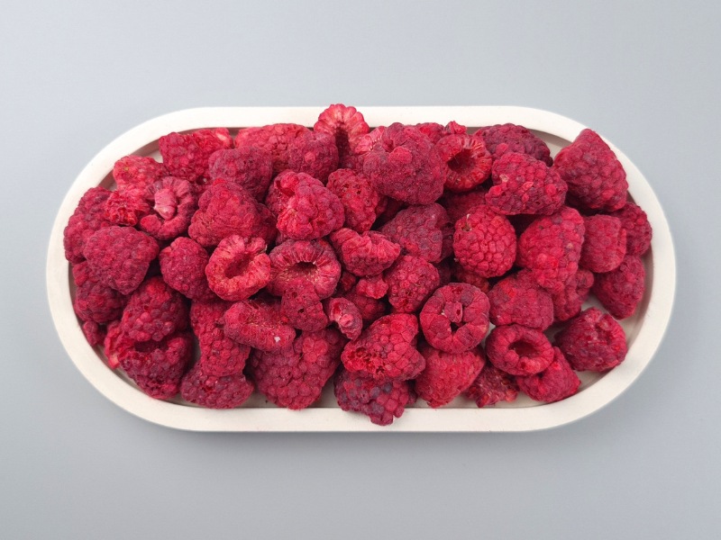 Gefriergetrocknete Himbeeren in der Schale von oben