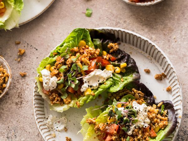 Rohe Salat Tacos mit Radieschensprossen, Cashew-Dressing und Nuss-Mischung