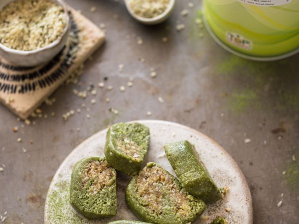 Rohe Spinat-Marzipan Riegel mit Hanfsamen-Dattel Füllung