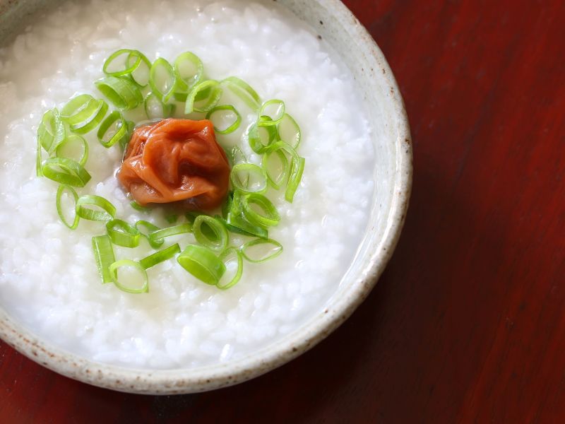 Umeboshi Aprikosen auf japanischem Reis-Porridge