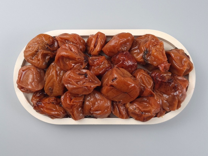 Bio Umeboshi Aprikosen in einer Schale von oben