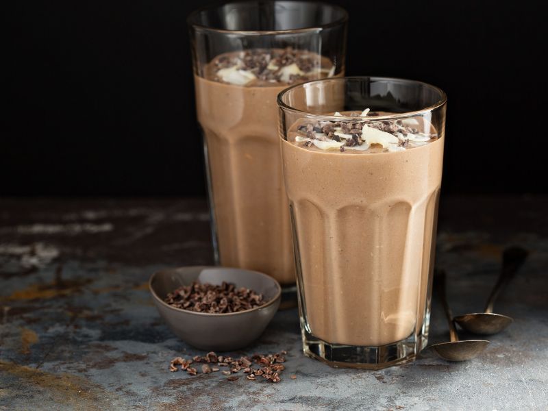 Kakao-Smoothie mit Kakaonibs mit Yacon Sirup