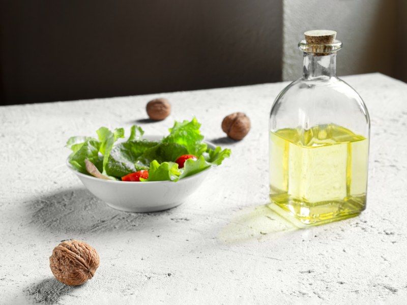 Walnusskernöl mit Salat