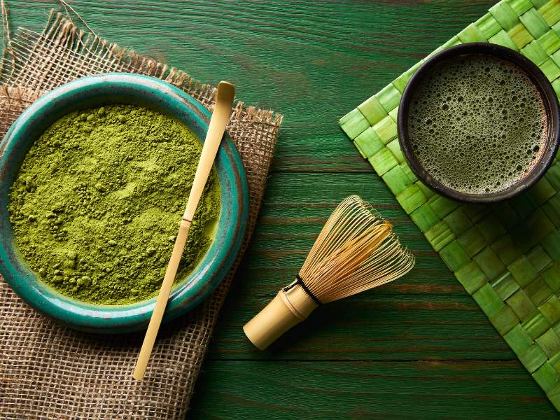 Bio Matcha Pulver mit Bambusbesen
