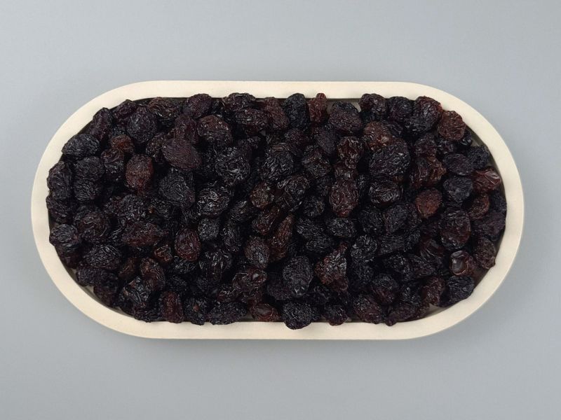 Rote Bio Weinbeeren getrocknet - von oben