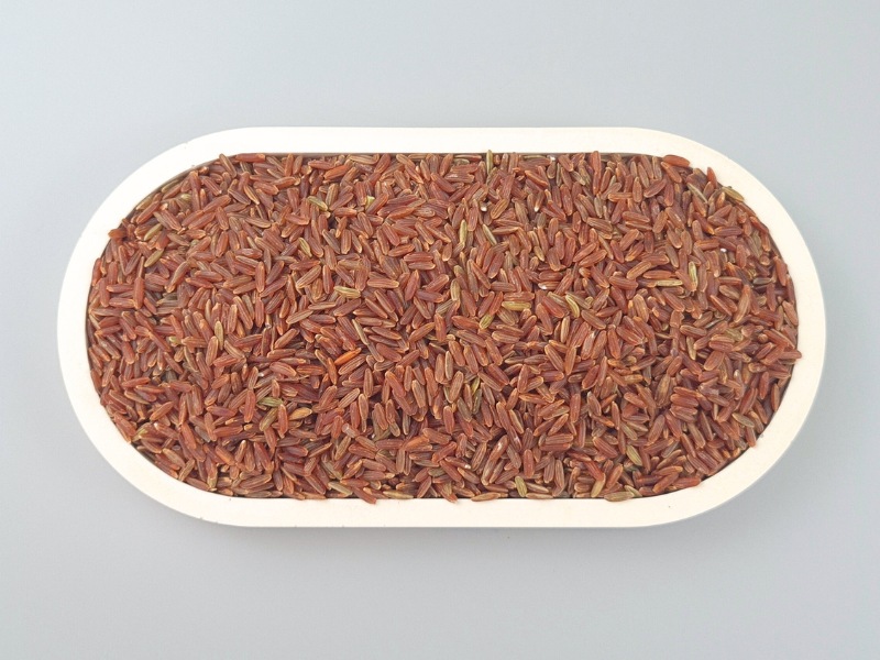 Roter bio Vollkornreis in einer Schale von oben